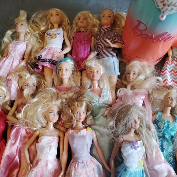 MIXED LOT OF 16 BARBIE DOLLS BLONDE BARBIES W/CLOTHES VINTAGE & MODERN MATTEL - Picture 4 of 4